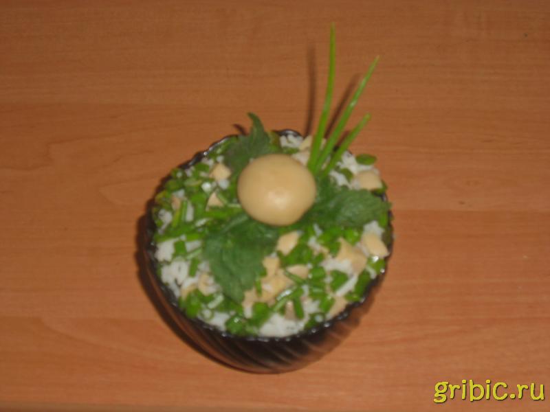 готовый салат из маринованных грибов и риса